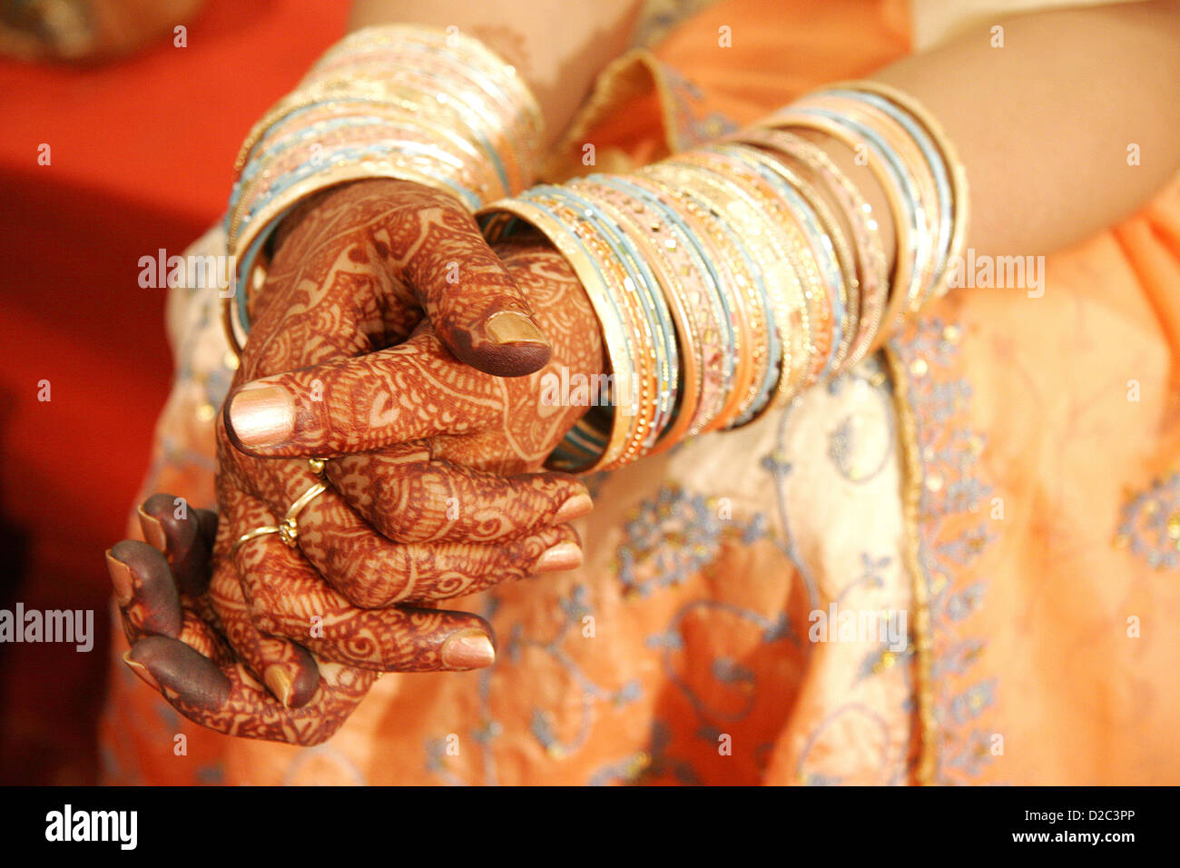 Indios Gujarati chica tiene sus manos pintadas con Mehndi y desgastado numerosos brazaletes en su boda, India Foto de stock