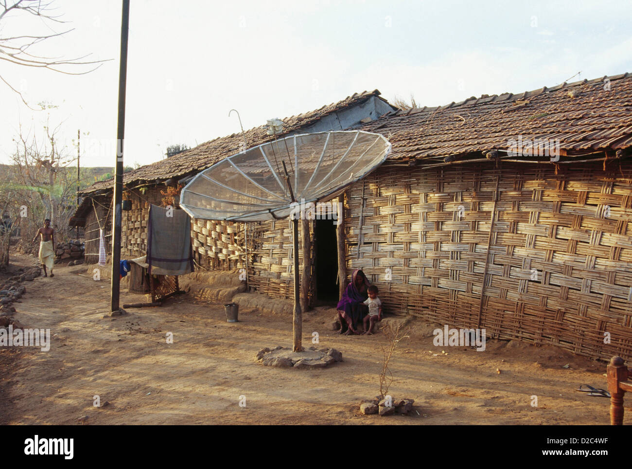 Antena parabólica fija en aldea, Nandurbar, Maharashtra, India Foto de stock