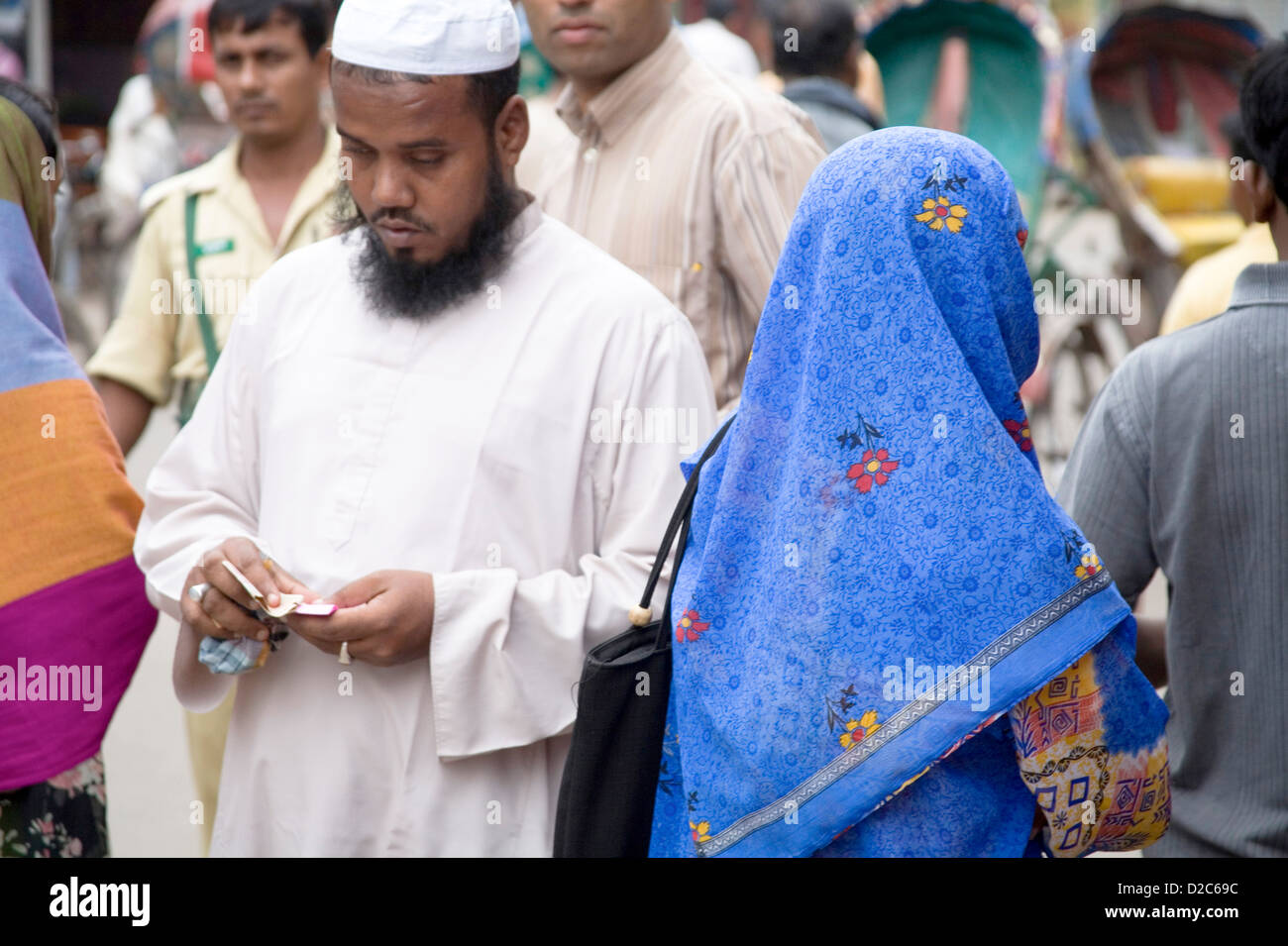 Barbado musulmán Hombre y Mujer en azul Sari, Lalbagh Fort, Dhaka, Bangladesh (también conocida como Fort Aurangabad) Foto de stock