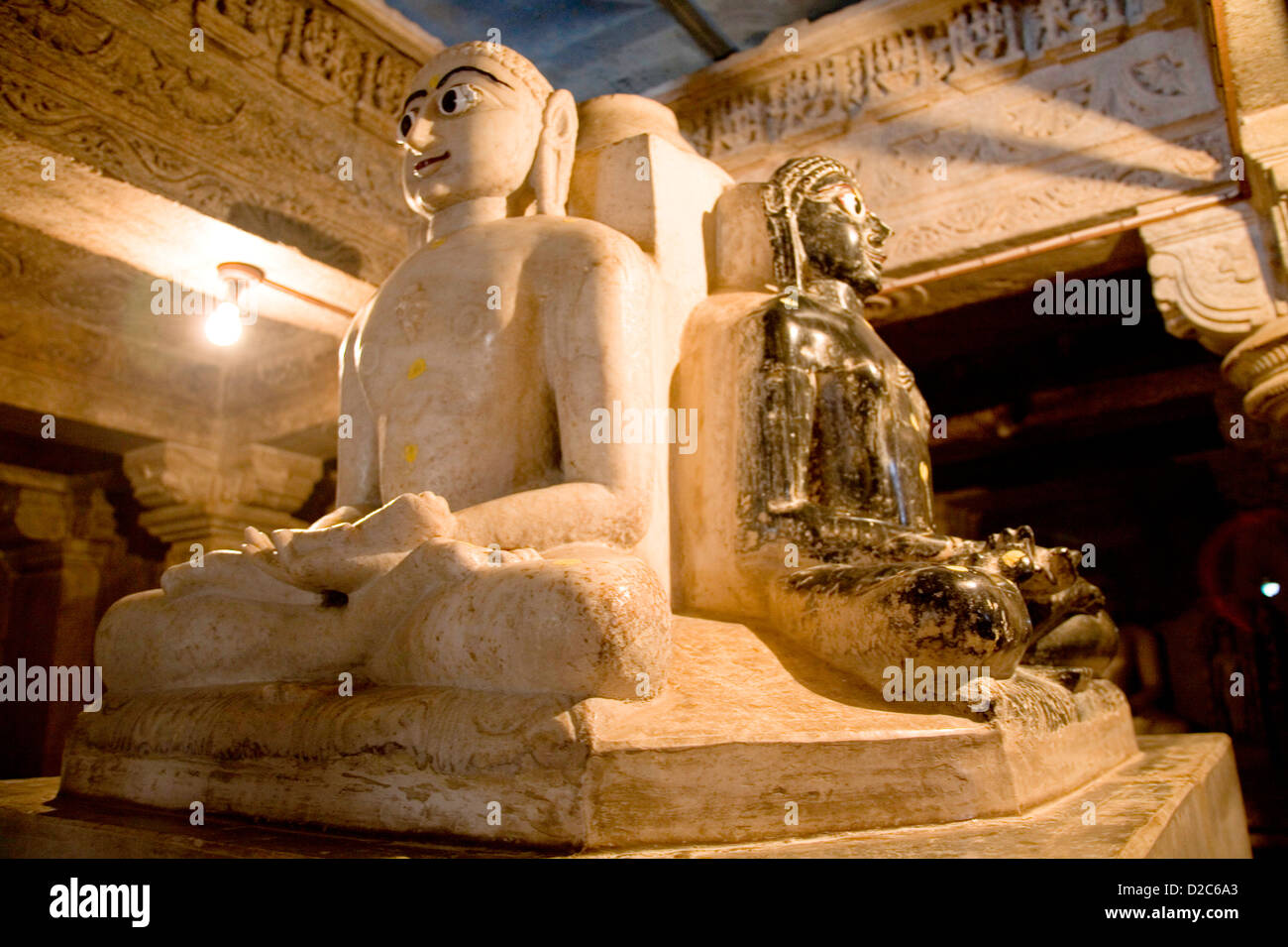 Estatuas de mármol blanco y negro en la meditación Dhyana Padmasanam Teerathnkar postura yógica monumento antiguo de 2000 años de antigüedad Adinath Foto de stock
