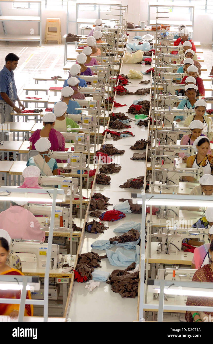 Fábrica de interior ya preparadas las personas trabajando en la máquina de coser Suditi en Bombay Bombay, Maharashtra, India de stock - Alamy