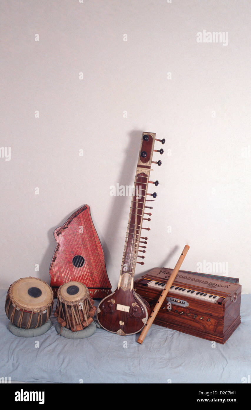 La India. Instrumentos musicales indios Tabla, Sitar, armonio, la