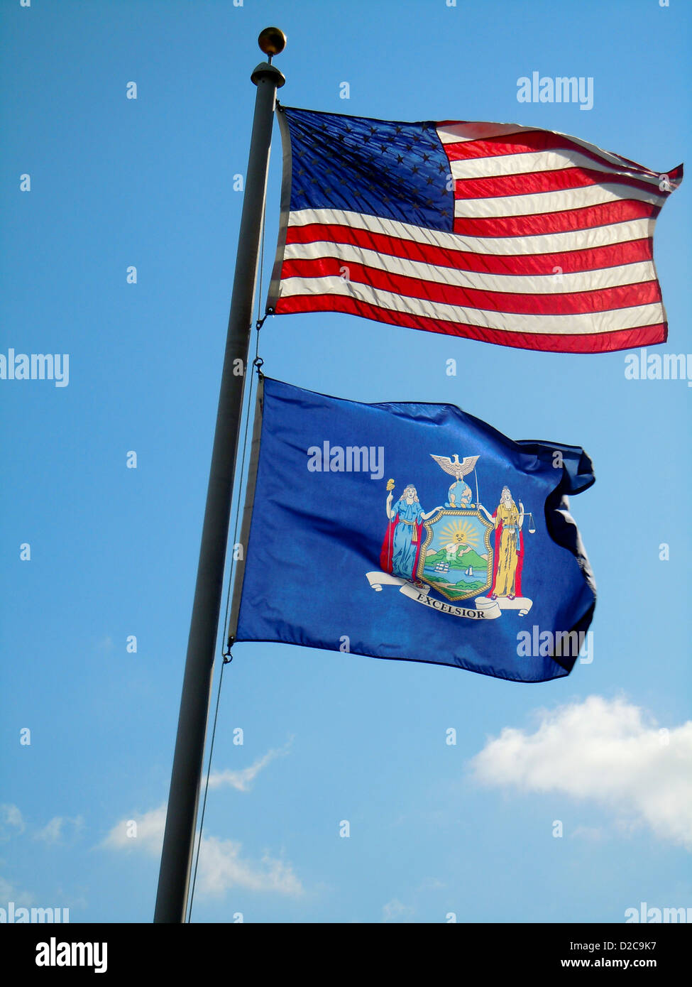 El Estado de Nueva York y las banderas de los Estados Unidos Foto de stock