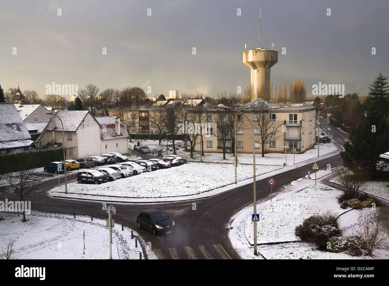 'Le Village' - uno de los tres "barrios" de Mont-Saint-Aignan, suburbio de la ciudad de Rouen, bajo el manto de nieve Foto de stock