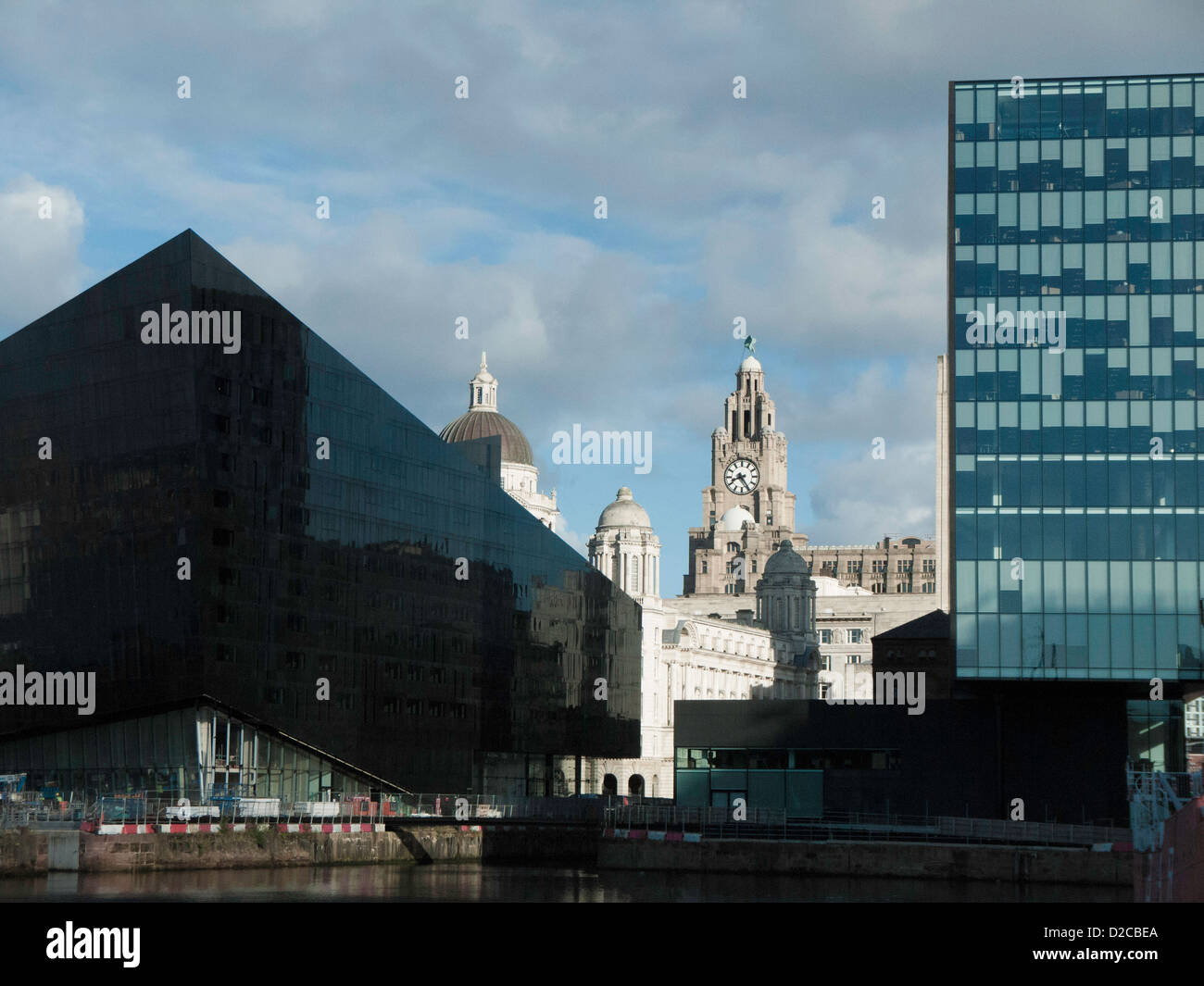 Ver todo el Albert Dock hacia el Royal Liver Building, Liverpool, Reino Unido Foto de stock