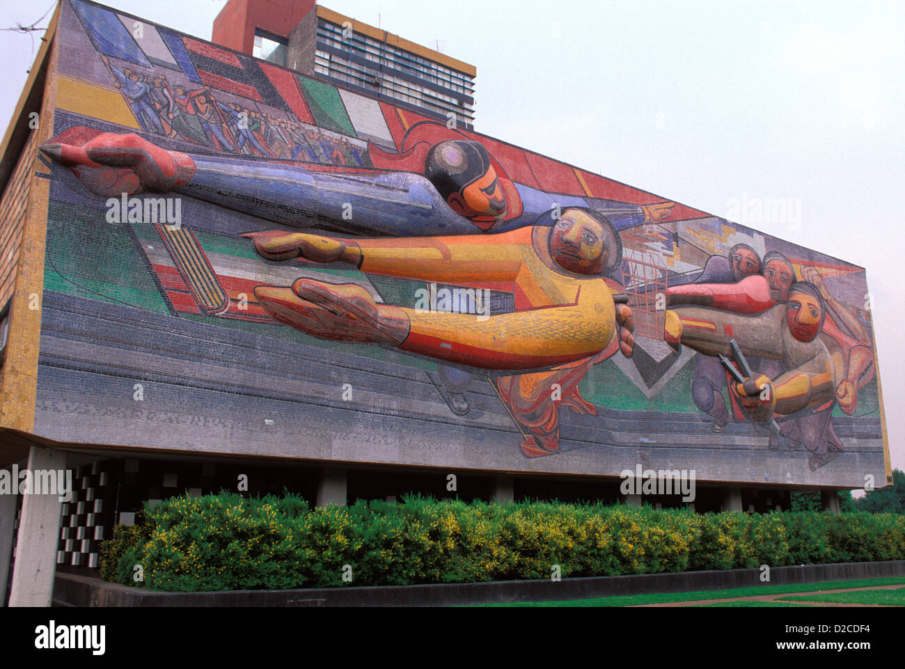 México, Ciudad de México. Universidad de México. Mural escultórico por David A. Siqueiros, Detalle. Foto de stock