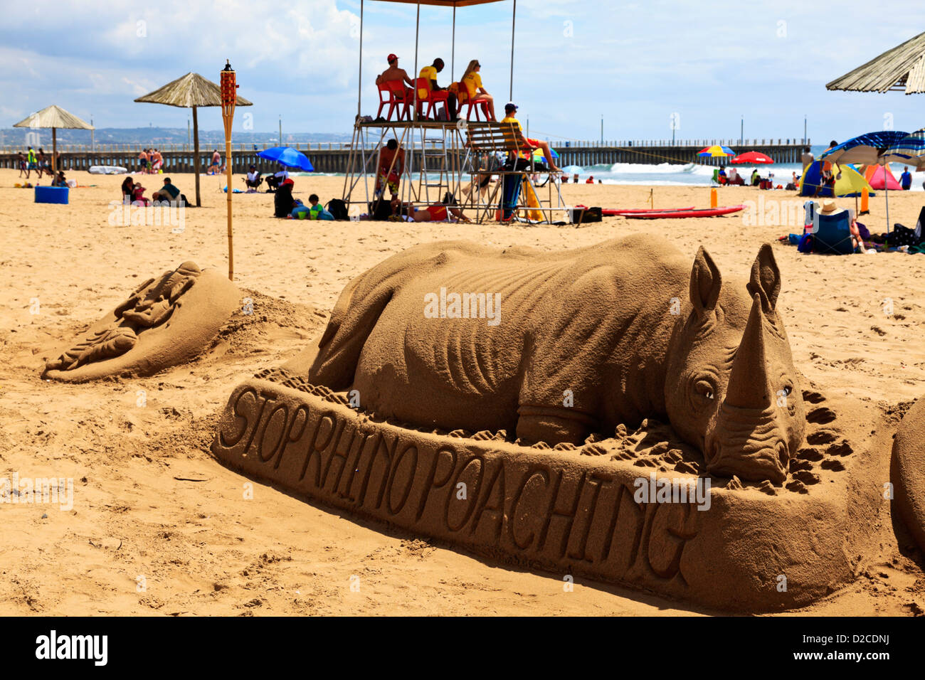 Durban, Sudáfrica. Un Save the Rhino detener la caza furtiva de rinocerontes escultura de arena en la playa norte de Durban. Durban, Sudáfrica. Foto de stock