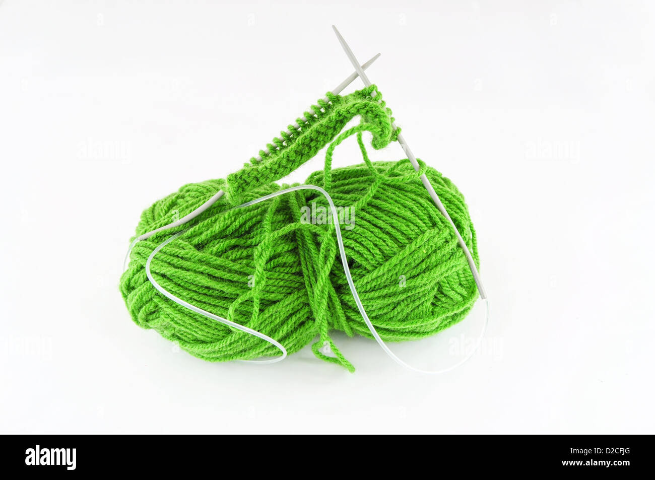 Verde y lana y agujas de tejer y pieza de Foto de stock