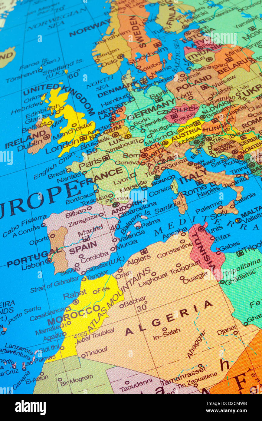 Un mapa con los países de Europa occidental y el Reino Unido, con el Norte de África como Argelia en un globo Foto de stock