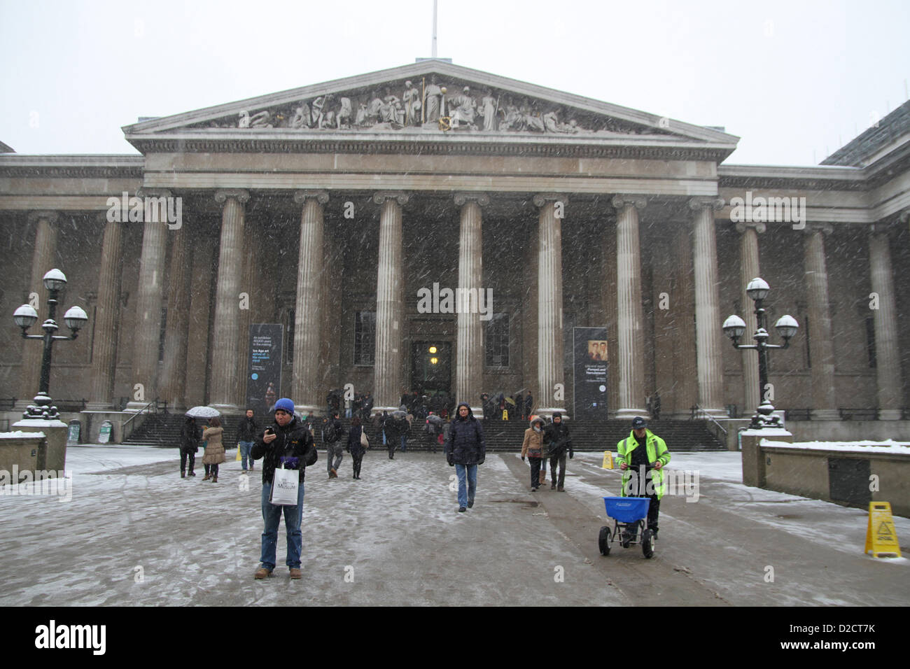 El centro de Londres, Reino Unido. El 20 de enero de 2013. Visitas al Museo Británico valiente la nieve, mientras que el personal del museo intenta mantener el p Foto de stock