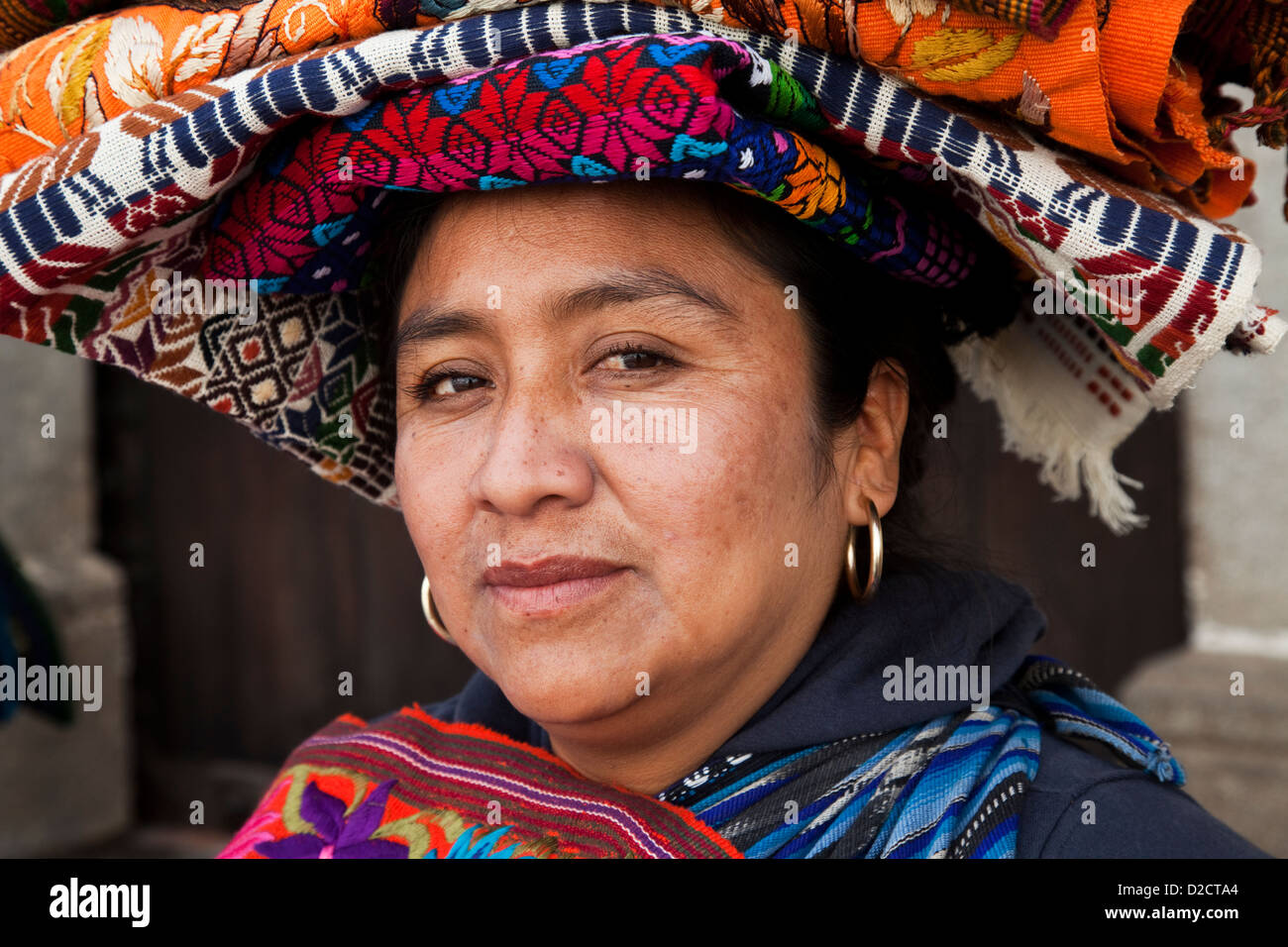 Retrato de proveedor Indio Maya vendiendo telas étnicas en las calles de La Antigua Guatemala, Guatemala Foto de stock