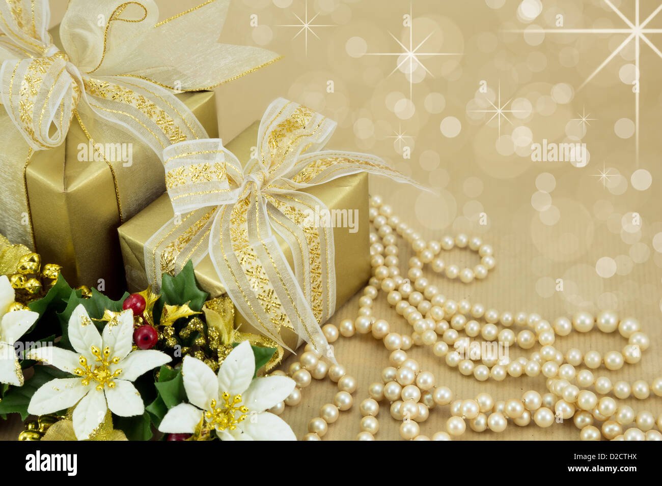 Oro regalos envueltos con perlas, flores y difundido una chispa de fondo  Fotografía de stock - Alamy