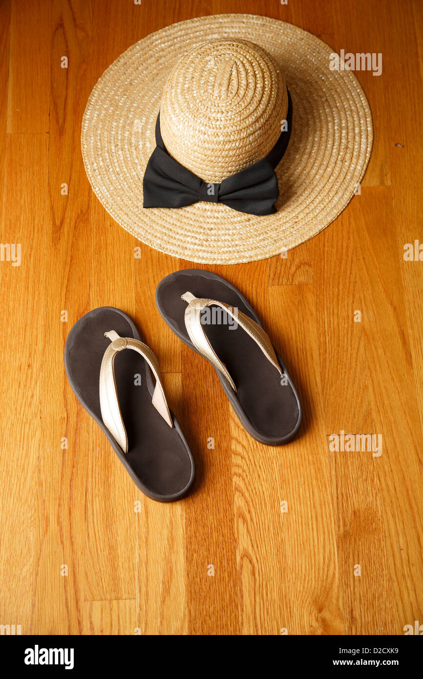 Wood and straw sandals fotografías e imágenes de alta resolución - Alamy