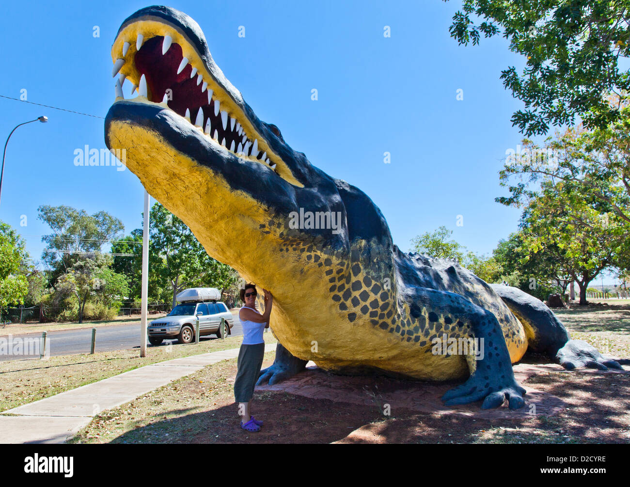 Estatua de concreto de un cocodrilo de agua salada, Wyndham, Australia Occidental Foto de stock