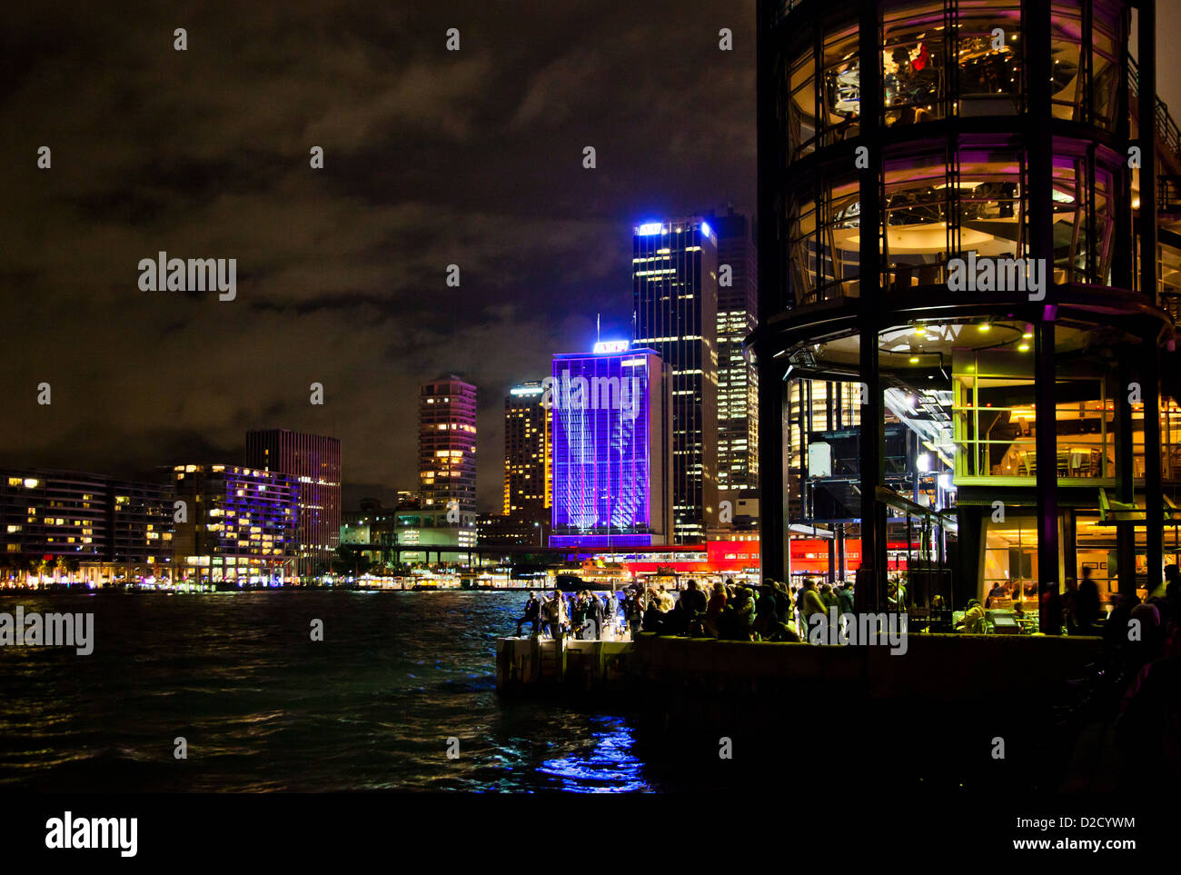 Australia, New South Wales, Sydney Opera House, vista nocturna de Circular Quay y el Terminal de Pasajeros de Ultramar Foto de stock