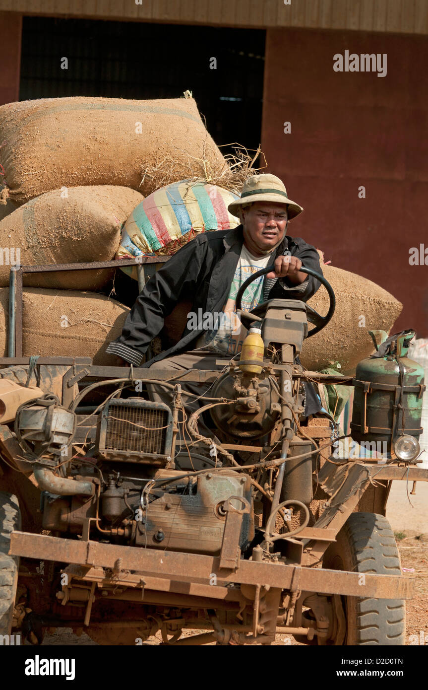 Conductor de un camión arcaica de sacos de arroz, Battambang, Camboya Foto de stock