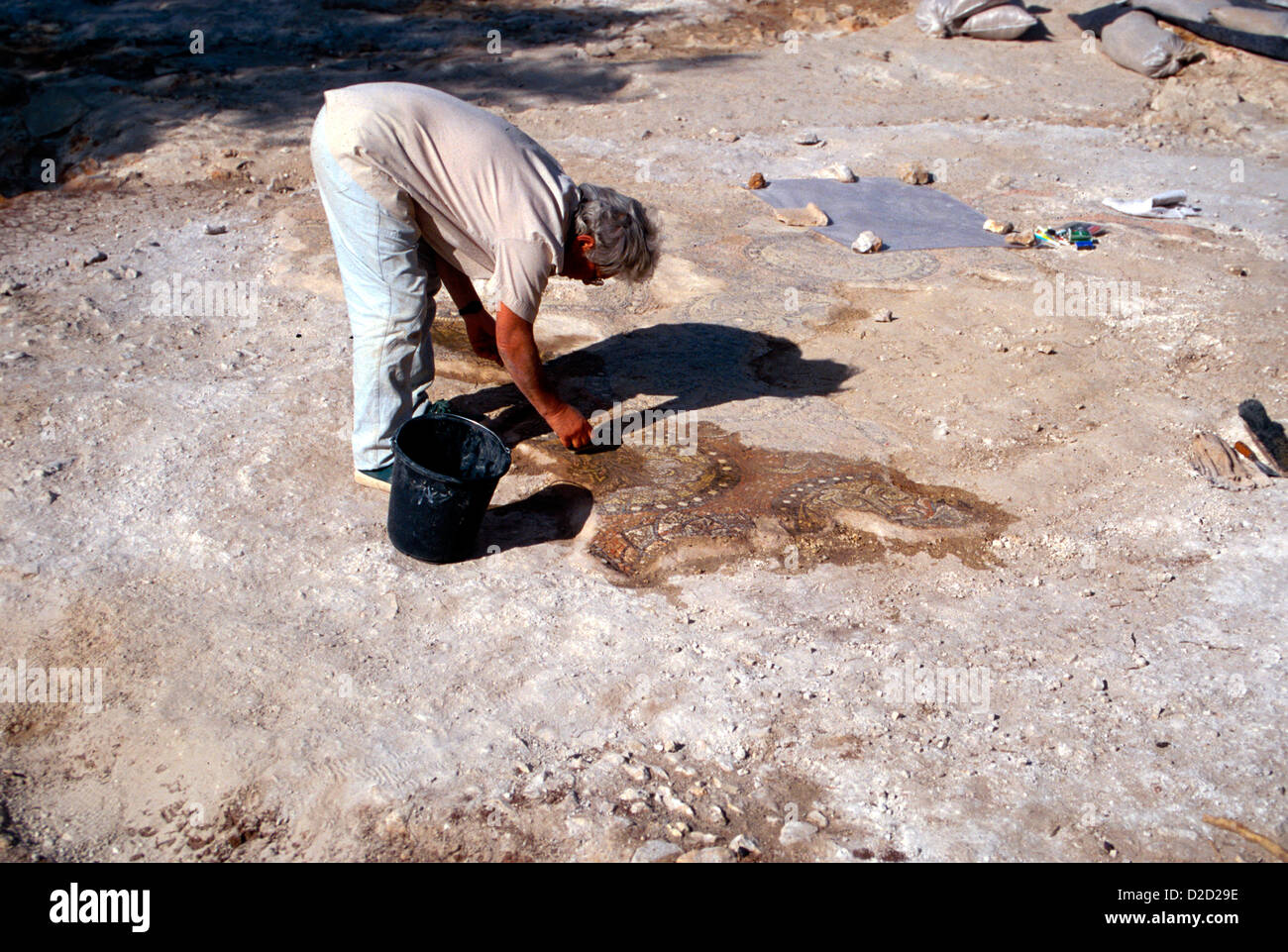 Israel, Jerusalén. Hombre trabajando en la excavación arqueológica de Kathisma Iglesia (5ª-6ª siglos) Foto de stock