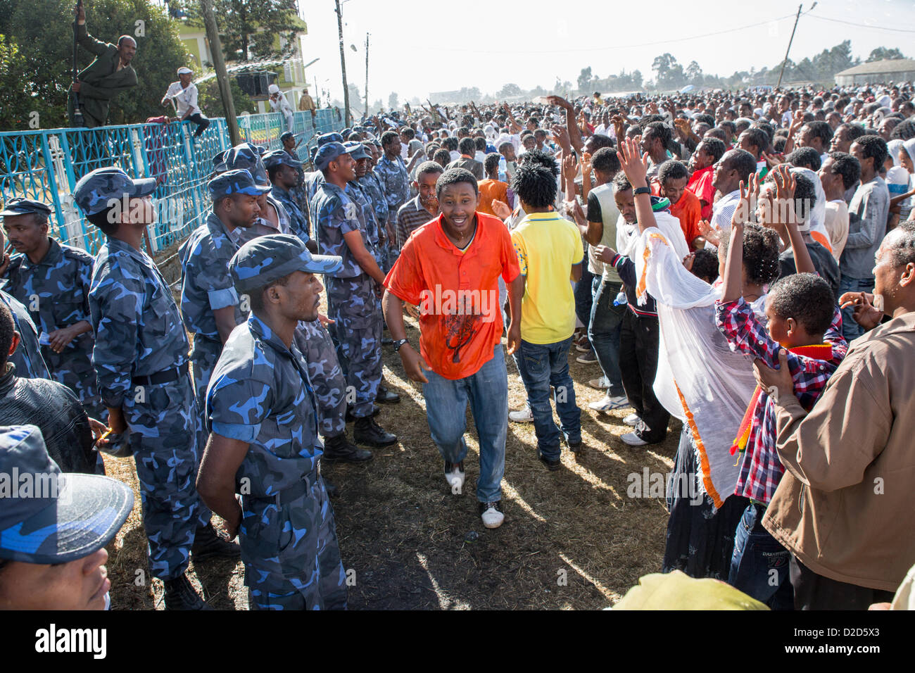 ADDIS ABEBA, Etiopía- 19 de enero: Santo agua pulverizada sobre miles de personas que asisten a fiestas de Timket Epifanía, que conmemora el bautismo de Jesús en el río Jordán, el 19 de enero de 2013 en Addis Abeba. Foto de stock