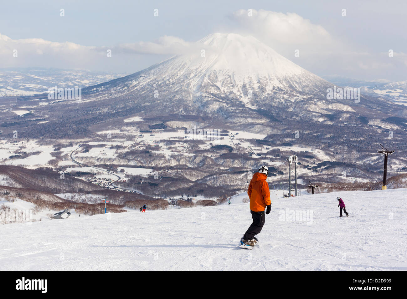 Niseko, Japón - 9 de marzo de 2012: Snowboard en las pistas de esquí de Niseko Annupuri con vistas a Monte Yotei. Foto de stock