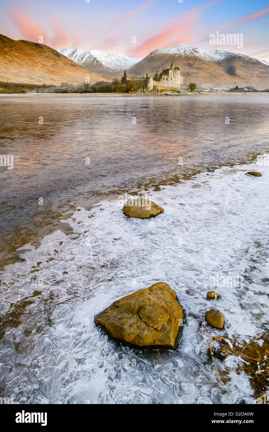 Vistas a través del lago Awe Kilchurn Castillo en Trossachs y Loch Lomond Park, Argyll & Bute, Escocia en una helada mañana de invierno Foto de stock