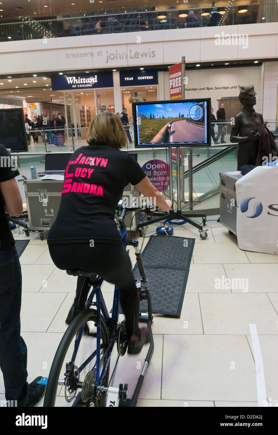 Mujer ciclista participando en la fuerza laboral Workfit cycling challenge Eldon Square Newcastle Foto de stock
