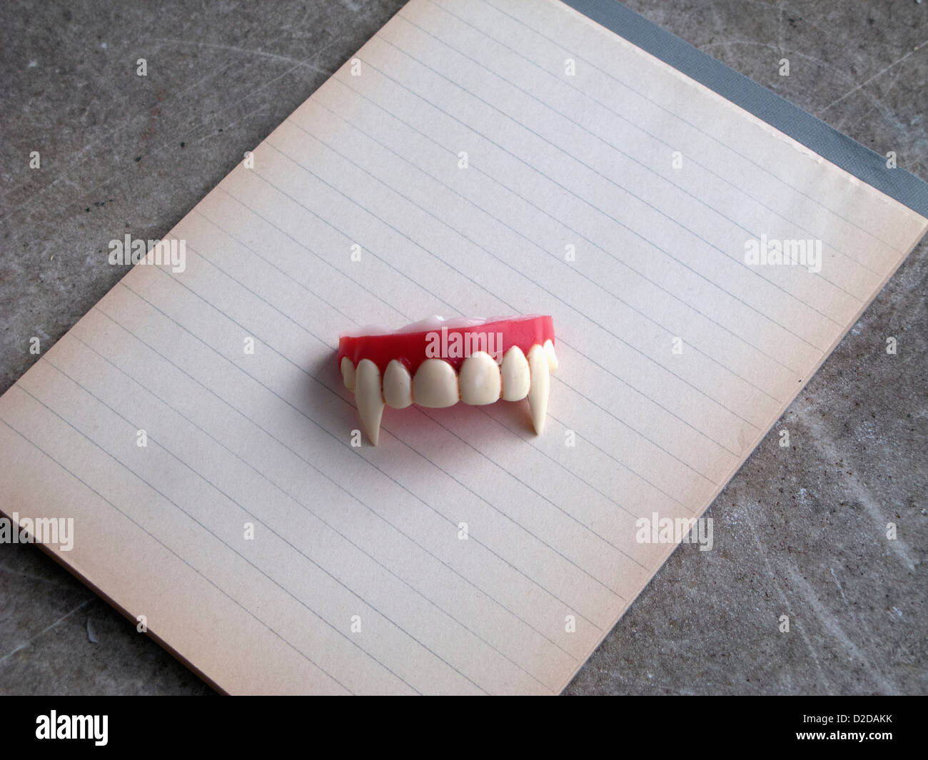 Captura recortada de chica con labios rojos, colmillos vampiro y la sangre  en la cara aislado en blanco Fotografía de stock - Alamy