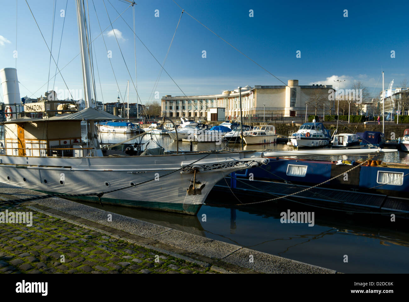 Puerto flotante y edificio Lloyds bristol Inglaterra Foto de stock