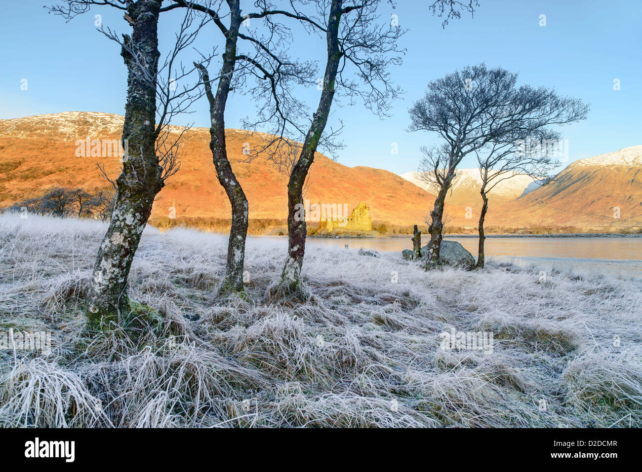 Vistas a través del lago Awe Kilchurn Castillo en Trossachs y Loch Lomond Park, Argyll & Bute, Escocia en una helada mañana de invierno Foto de stock