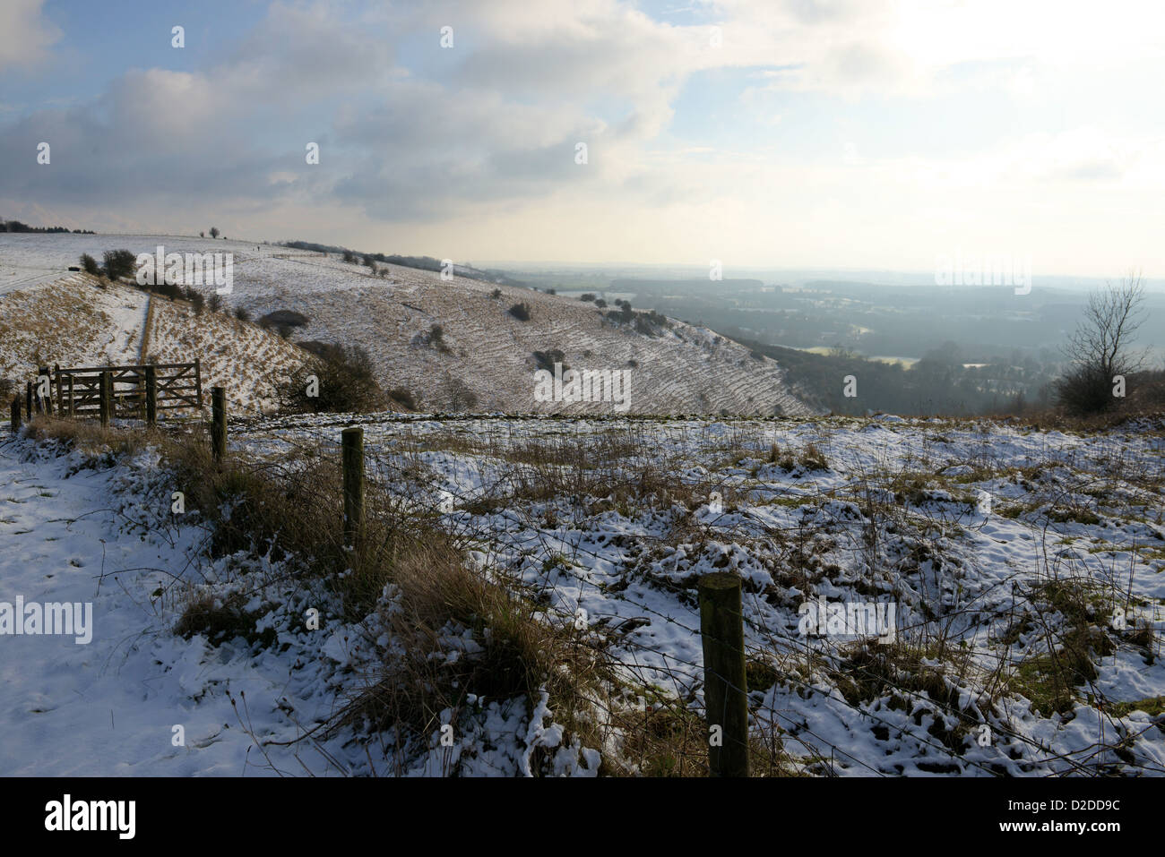 Vista de Ashford Kent cubierto de nieve. Las nubes de un lado, soleado en el otro. Foto de stock