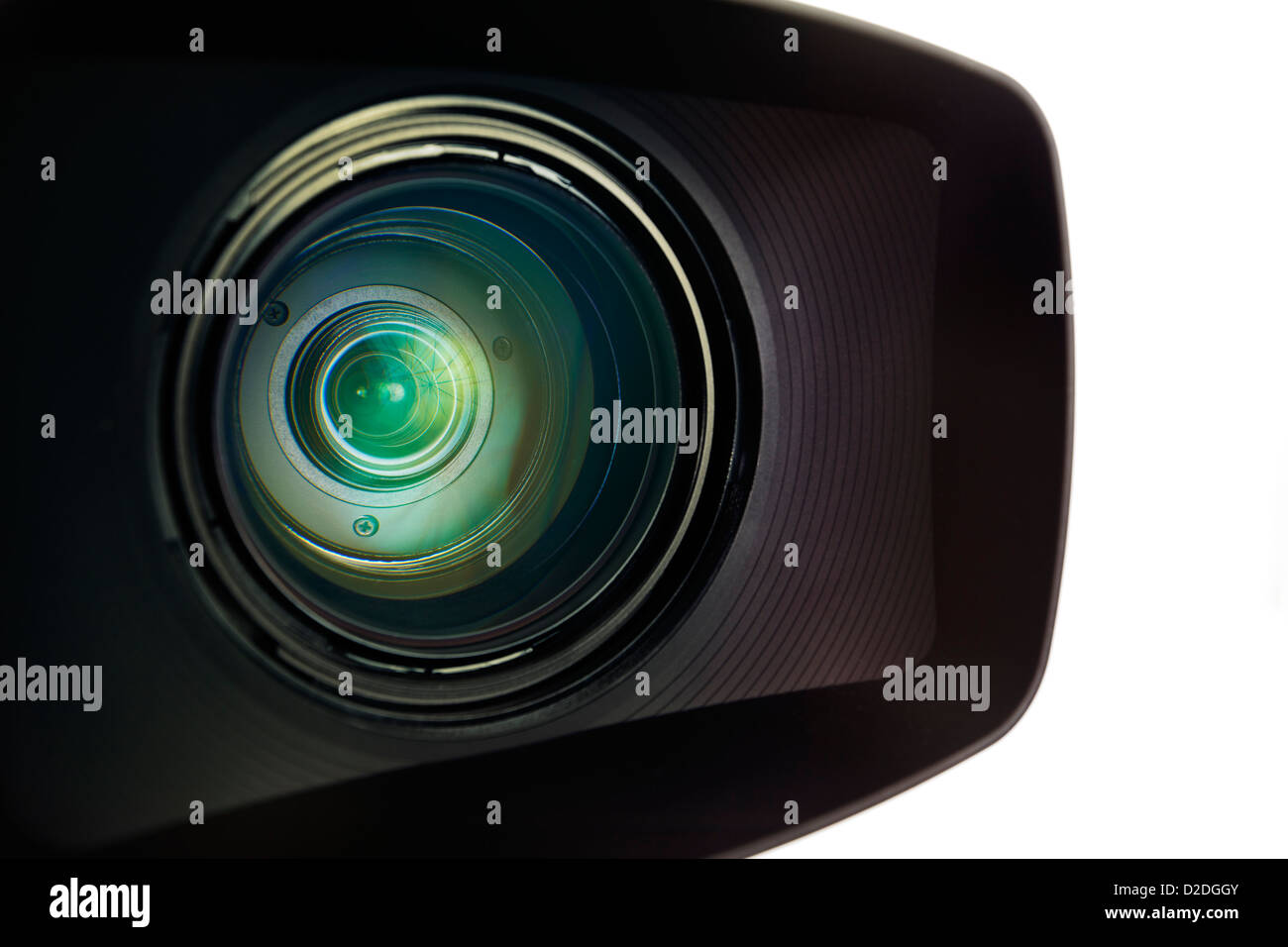 Close-up de una lente de cámara de televisión profesional contra un fondo completamente blanco. Foto de stock