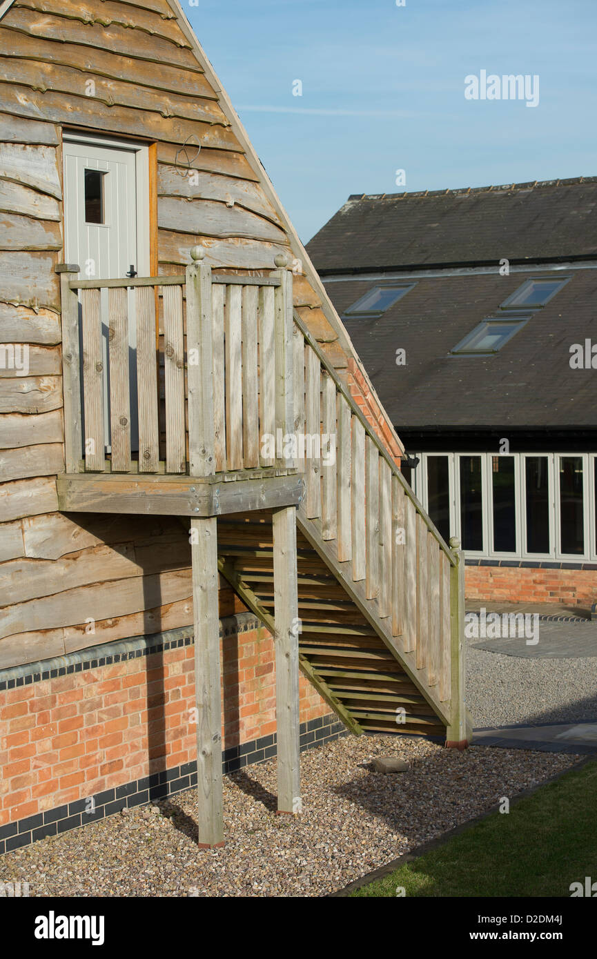 Bonita escalera de madera en el exterior de un granero recién convertida en  la Inglaterra rural Fotografía de stock - Alamy