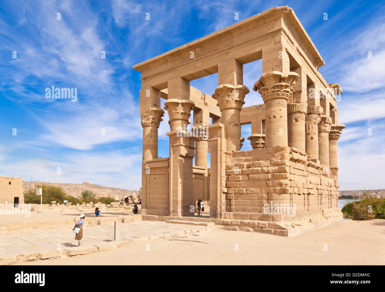 Turista explorando el quiosco de Trajano, el templo de Isis en Philae superior de Asuán Egipto Oriente Medio Foto de stock
