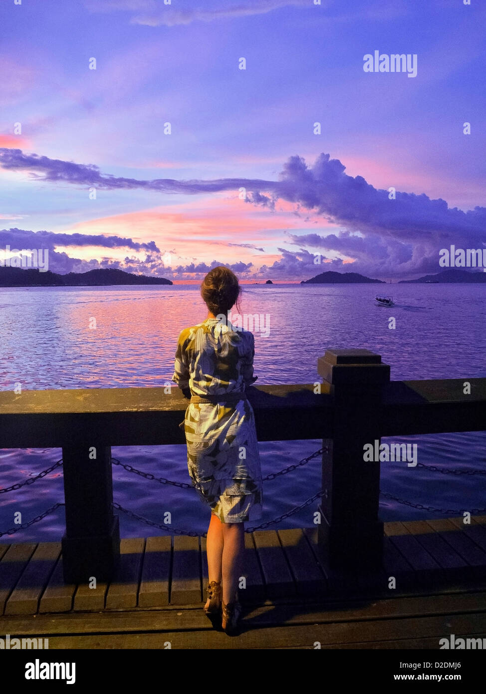 Malasia, Borneo, Kota Kinabalu, el Mar de China Meridional, el joven viendo la puesta de sol Foto de stock