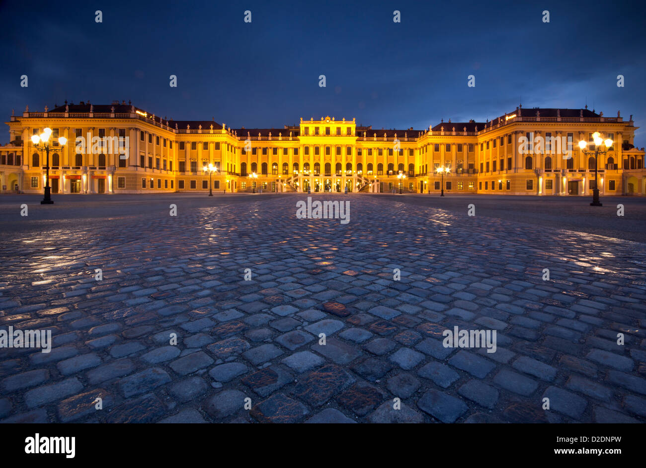 Palacio de Schonbrunn - pasarela frontal y la entrada por la noche - un hito de Viena, Austria Foto de stock