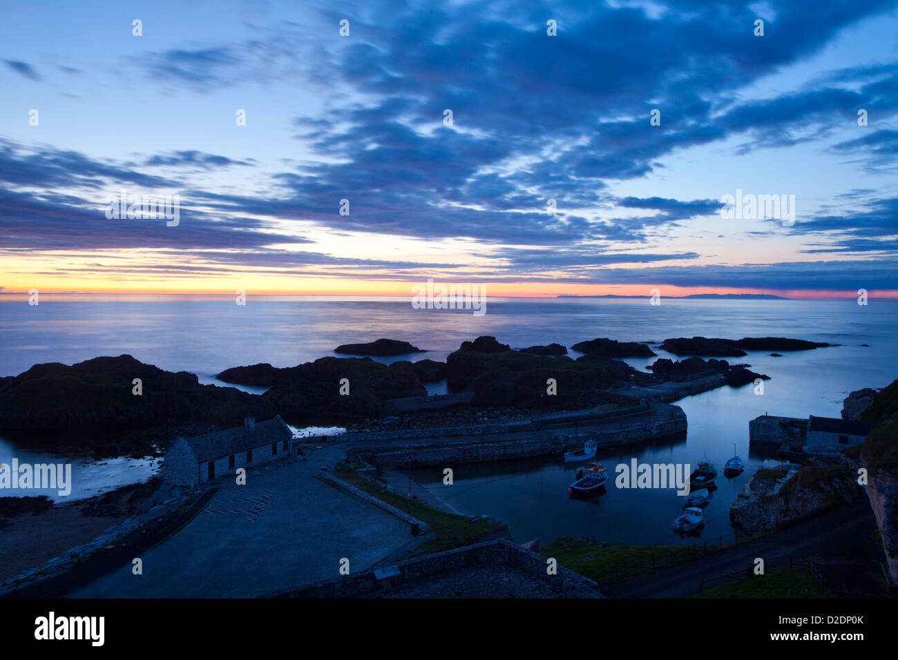 Midsummer medianoche atardecer en Ballintoy Harbour, Condado de Antrim, Irlanda del Norte. Foto de stock