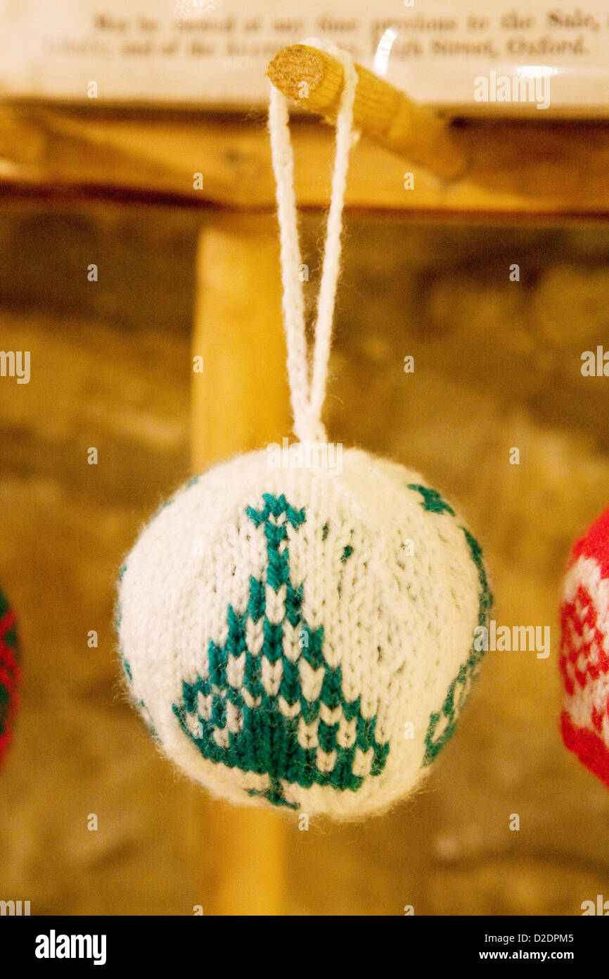 Decoración de Navidad Adornos tejidos blanco con diseño en forma de árbol  colgando de una clavija de madera Fotografía de stock - Alamy