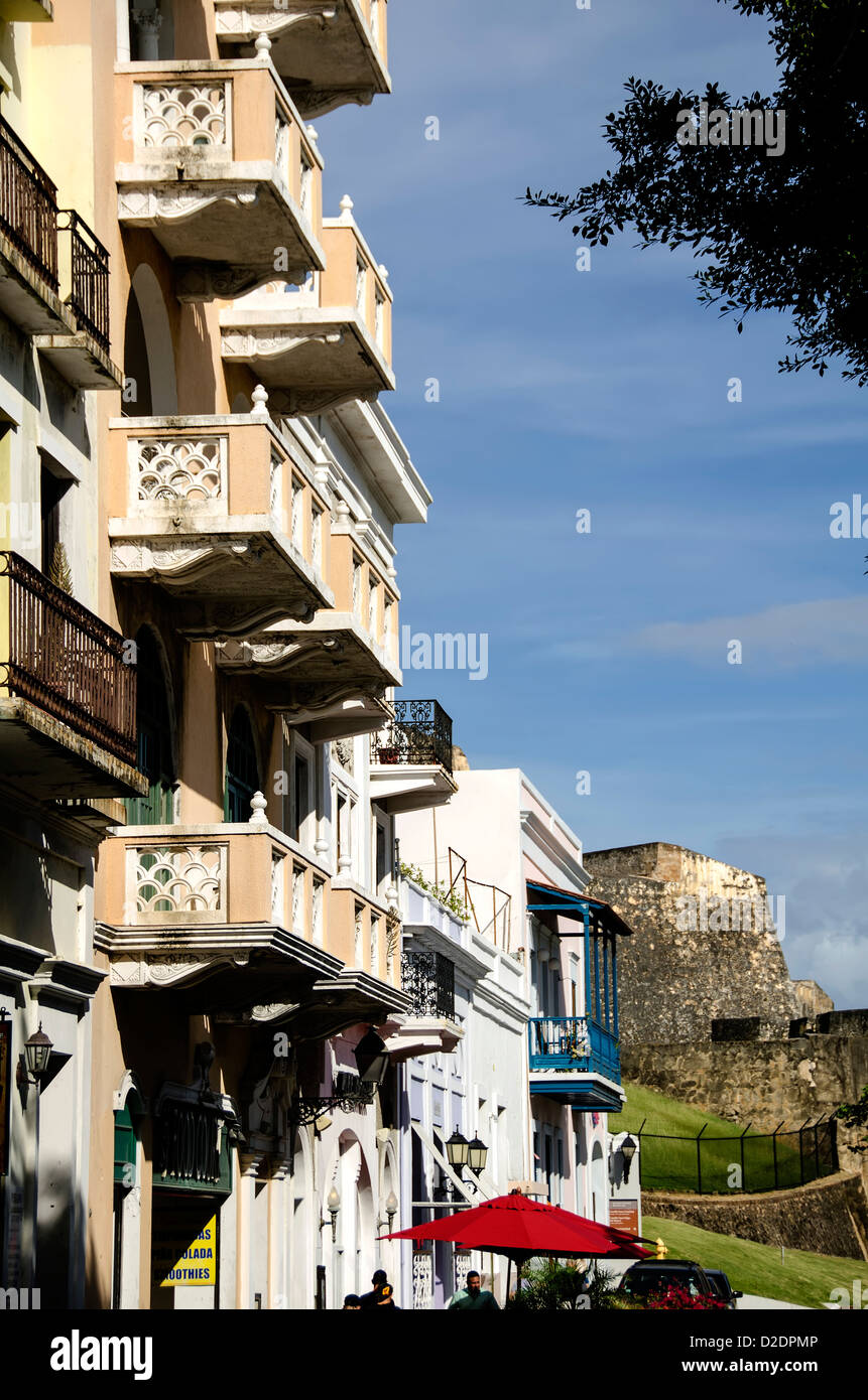 Coloridos edificios de apartamentos en Viejo San Juan con castillo  fortaleza de San Cristóbal en el fondo, Puerto Rico Fotografía de stock -  Alamy