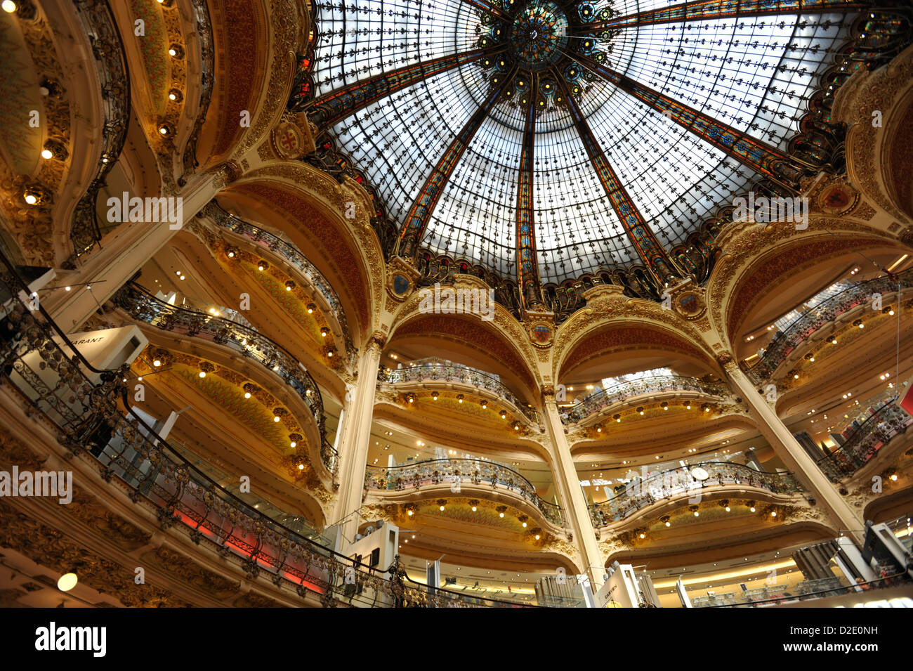 Los interiores de las Galerías Lafayette, París Francia Foto de stock
