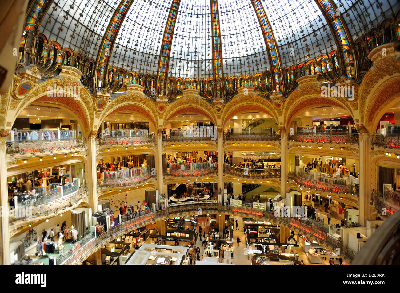 Los interiores de las Galerías Lafayette, París Francia Foto de stock