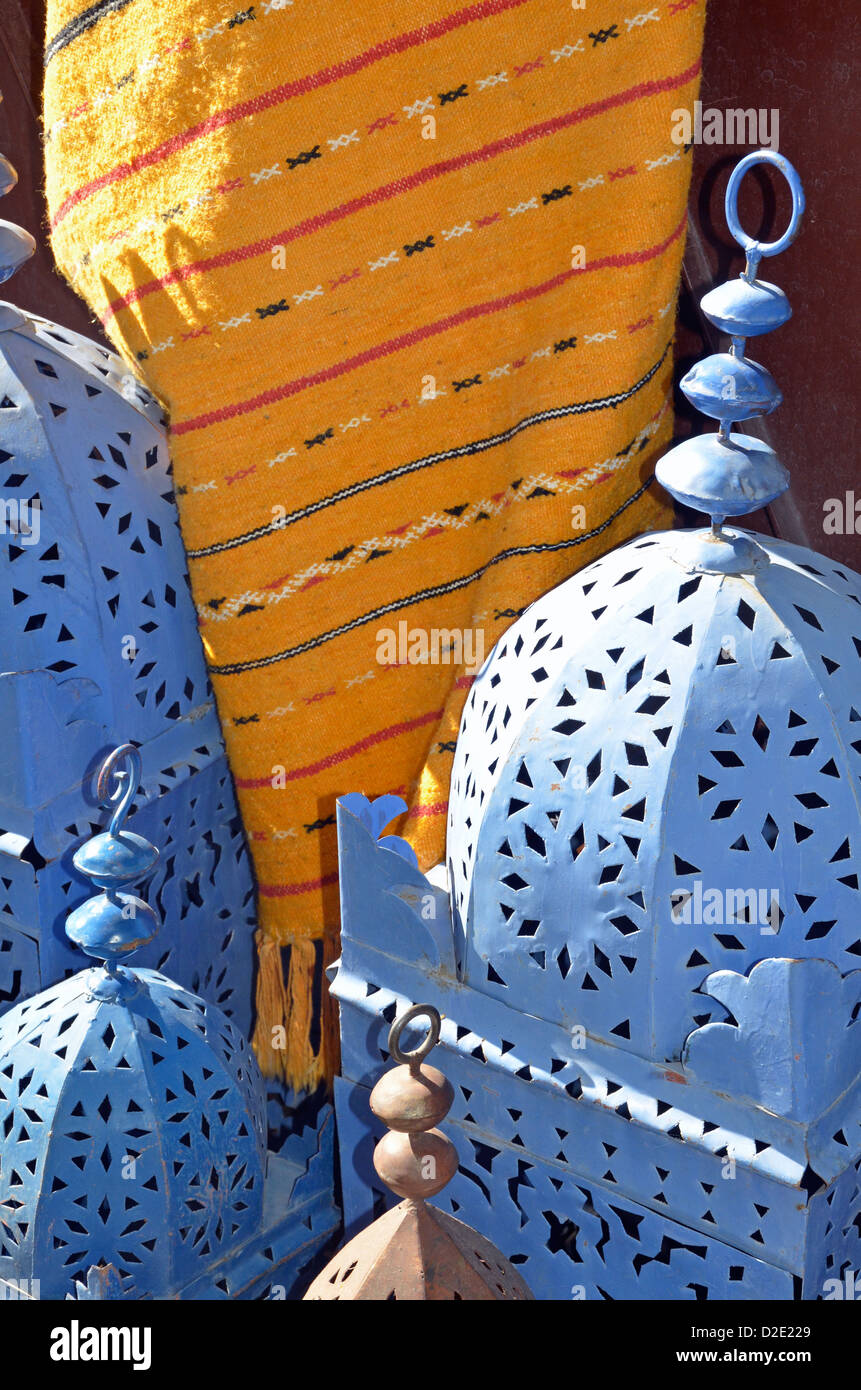 Lámparas azules, amarillos Alfombra tejida, Marrakech, Marruecos Foto de stock