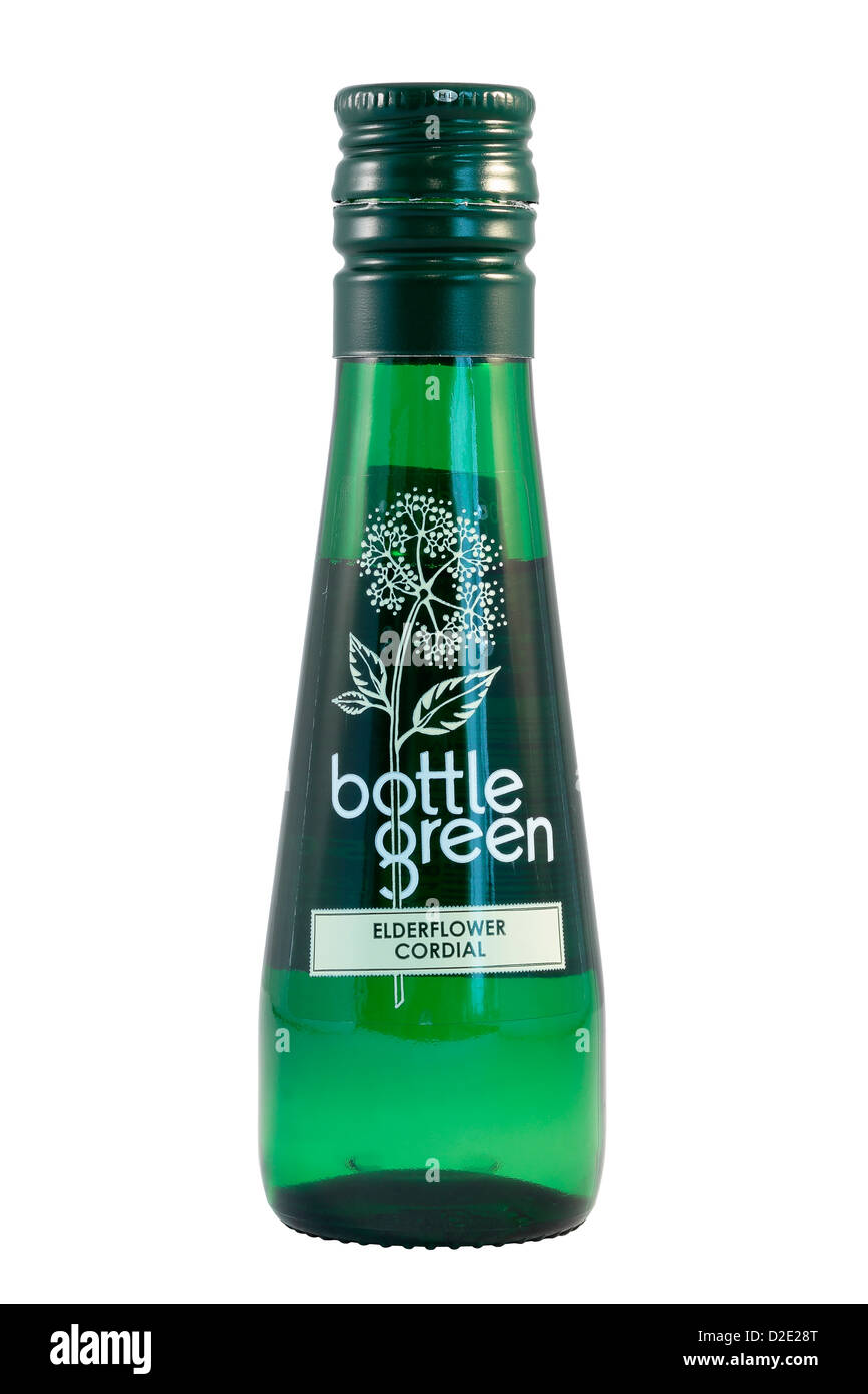 Verde botella miniatura Elderflower Cordial aislado sobre fondo blanco. Foto de stock
