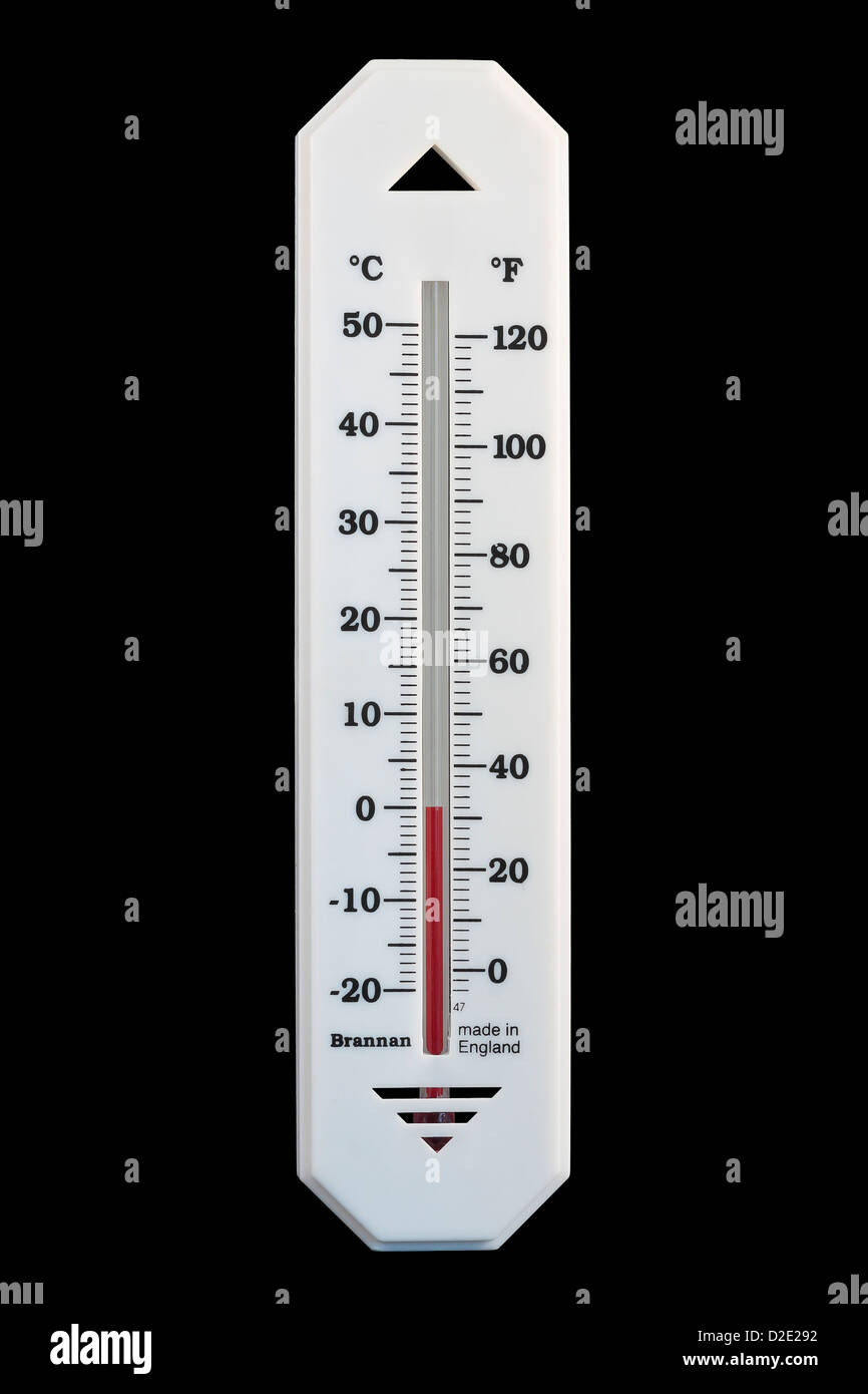 Centígrados Celsius y Fahrenheit Alcohol en lectura del termómetro de vidrio 0ºC 32ºC aislado sobre fondo negro Foto de stock
