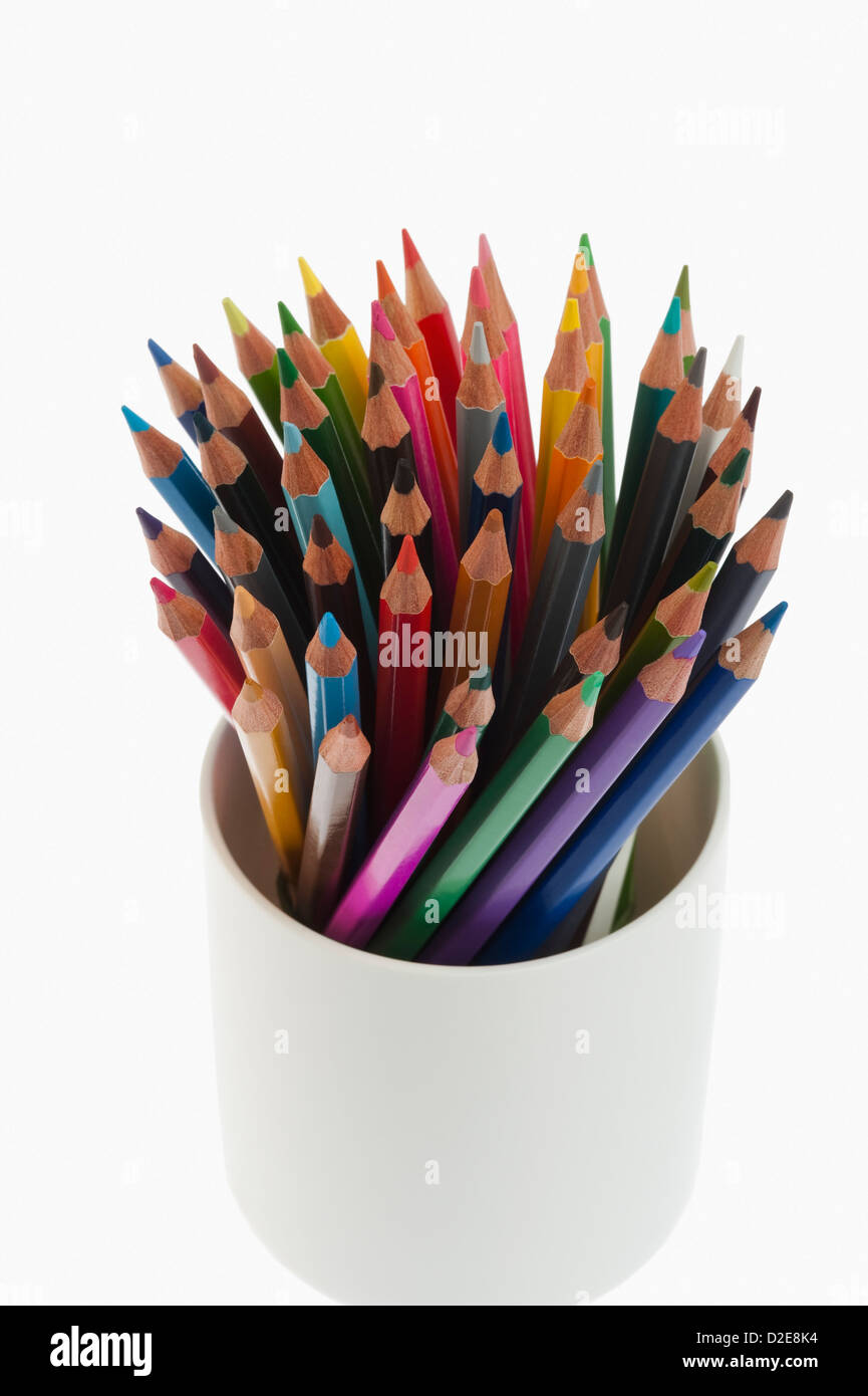 Close-up de lápices de colores en un organizador de escritorio Fotografía  de stock - Alamy
