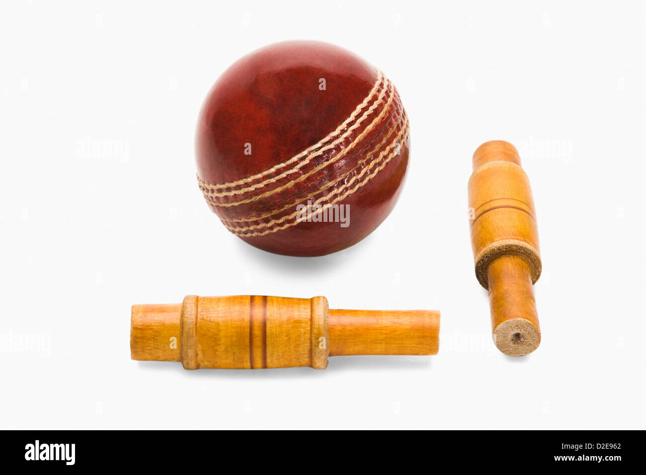 Close-up de una bola de cricket y fianzas Foto de stock