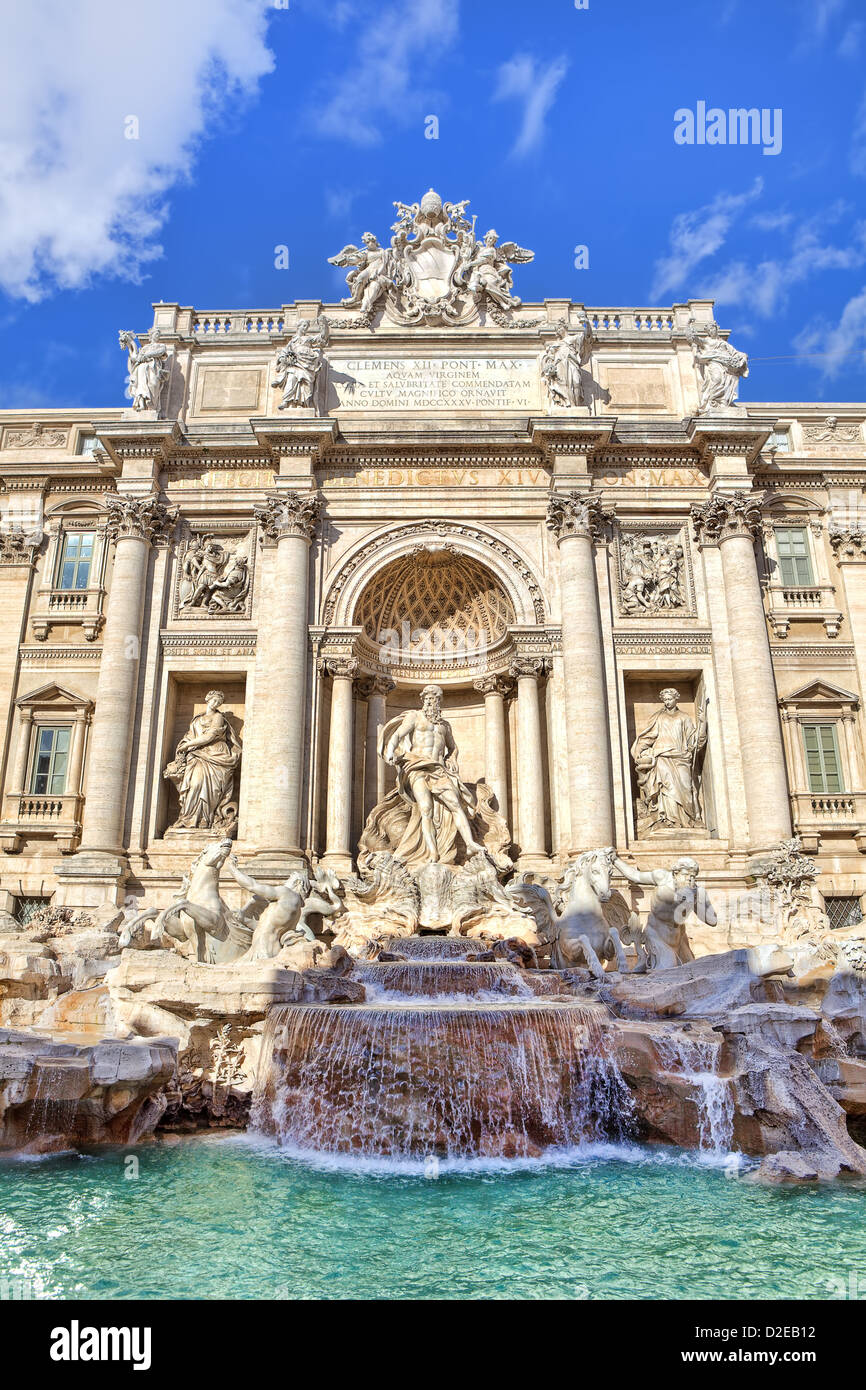 Imagen orientado vertical de la famosa Fuente de Trevi bajo un cielo azul, en Roma, Italia. Foto de stock