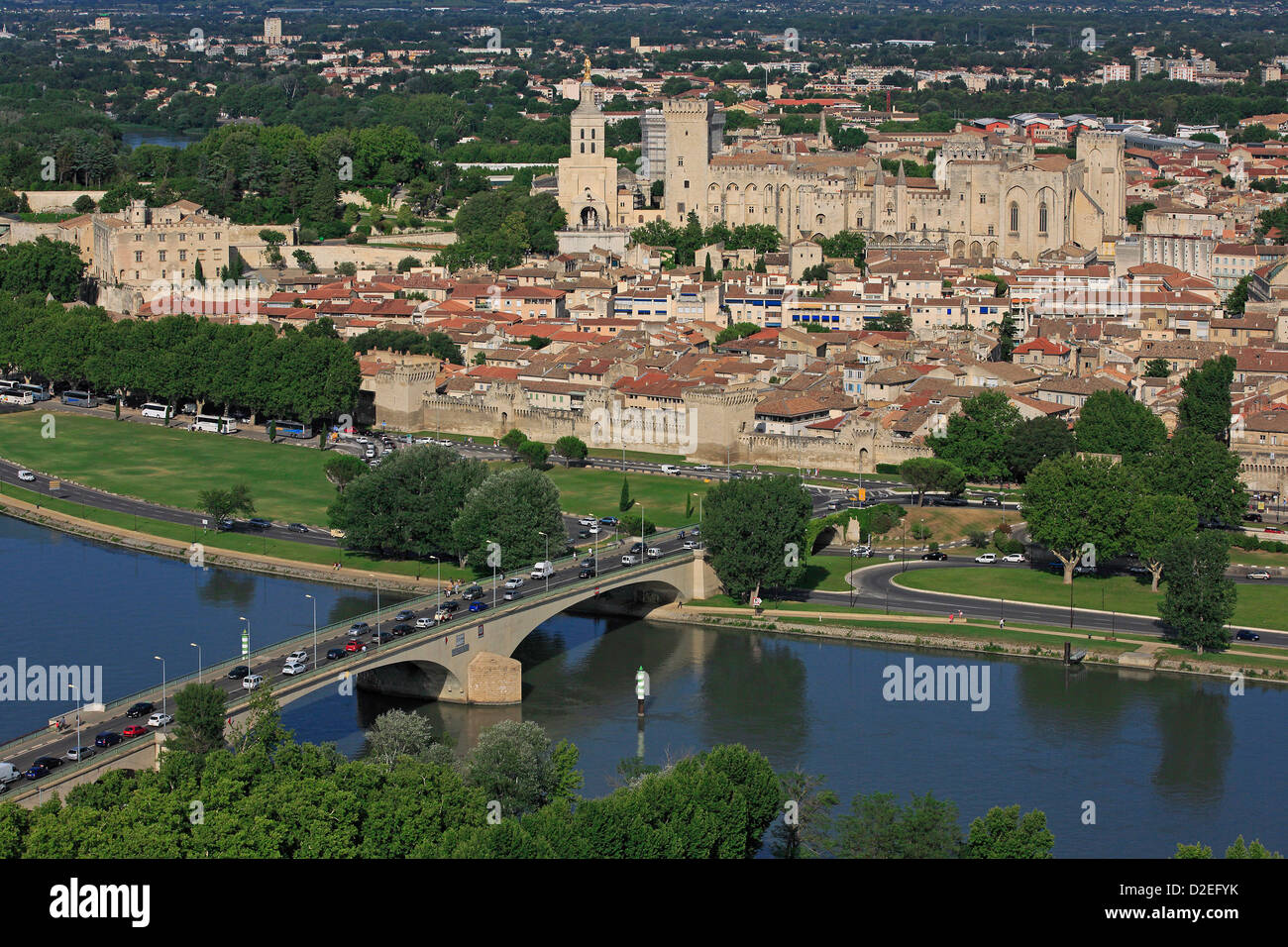 Francia, Vaucluse (84), Avignon, la ciudad de los Papas, ciudad de arte e historia, situada a orillas del Ródano, foto aérea Foto de stock