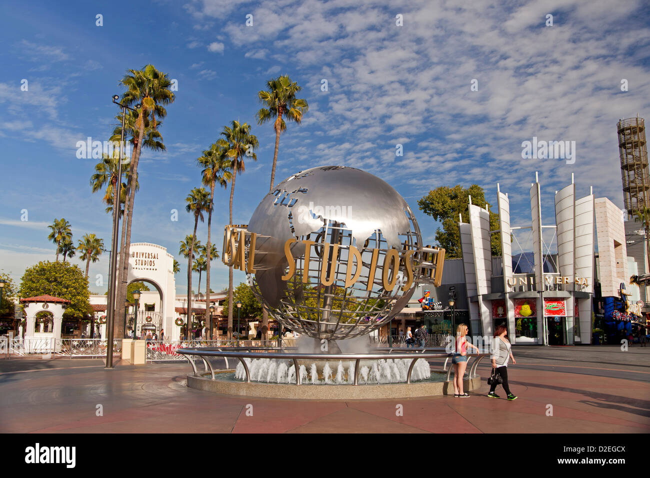 Globo universal en la entrada de Universal Studios Hollywood, Universal City, Los Angeles, California, EE.UU. Foto de stock