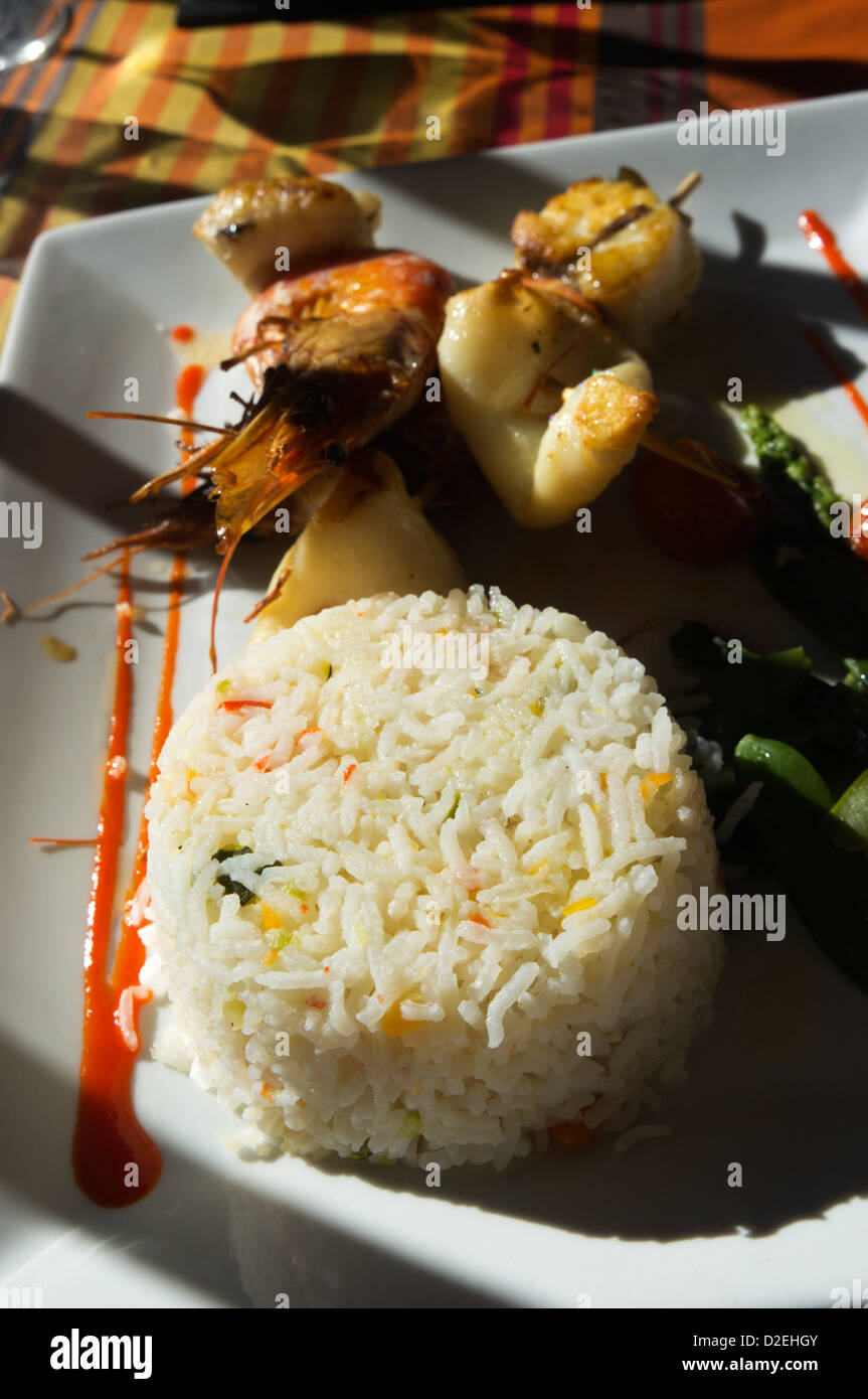 Pastel de arroz (oof fondo es Lotte, calamar y gamba brocheta). Foto de stock