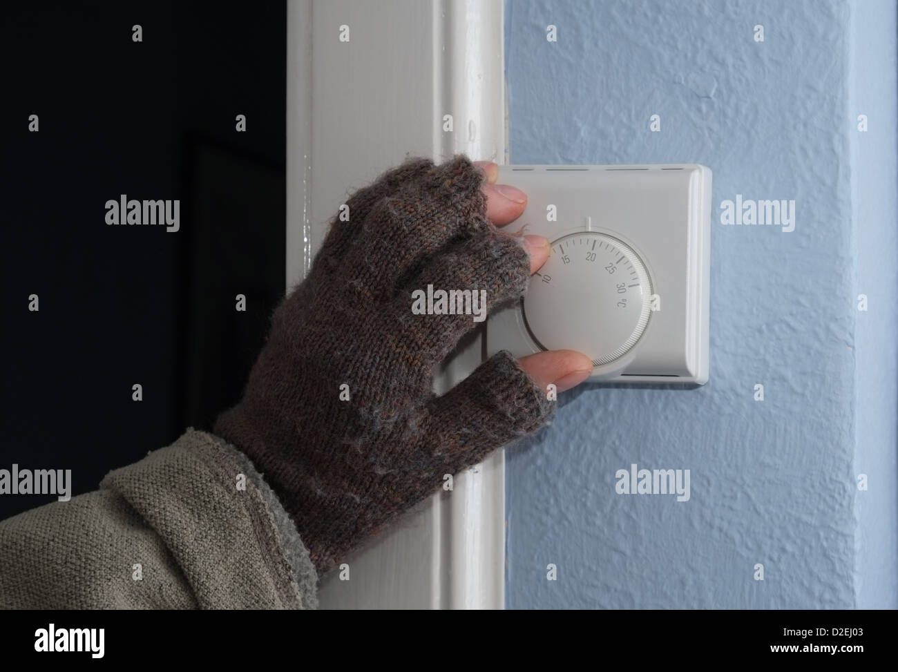 La austeridad - bajar la temperatura en el termostato de calefacción central doméstica Foto de stock