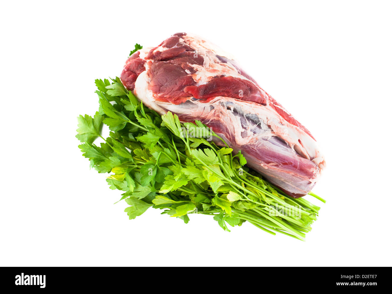 Carne fresca de vacuno y perejil aislado en blanco Foto de stock